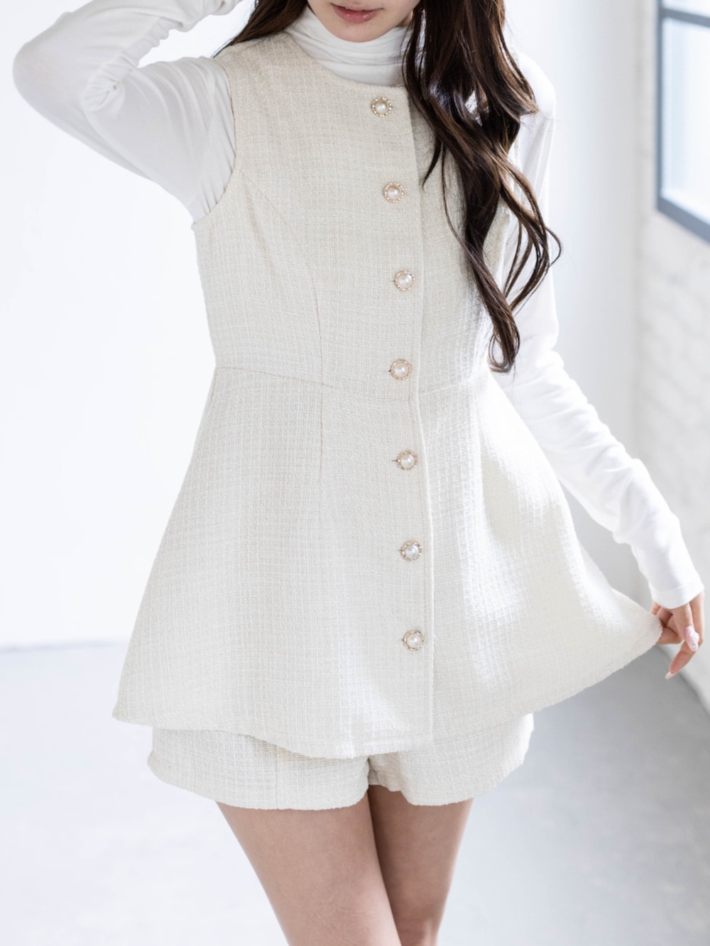 ベージュ系のブーツ、ホワイト系のチュニック、ホワイト系のTシャツ/カットソーを着用したレディースの春コーディネートの6枚目の写真