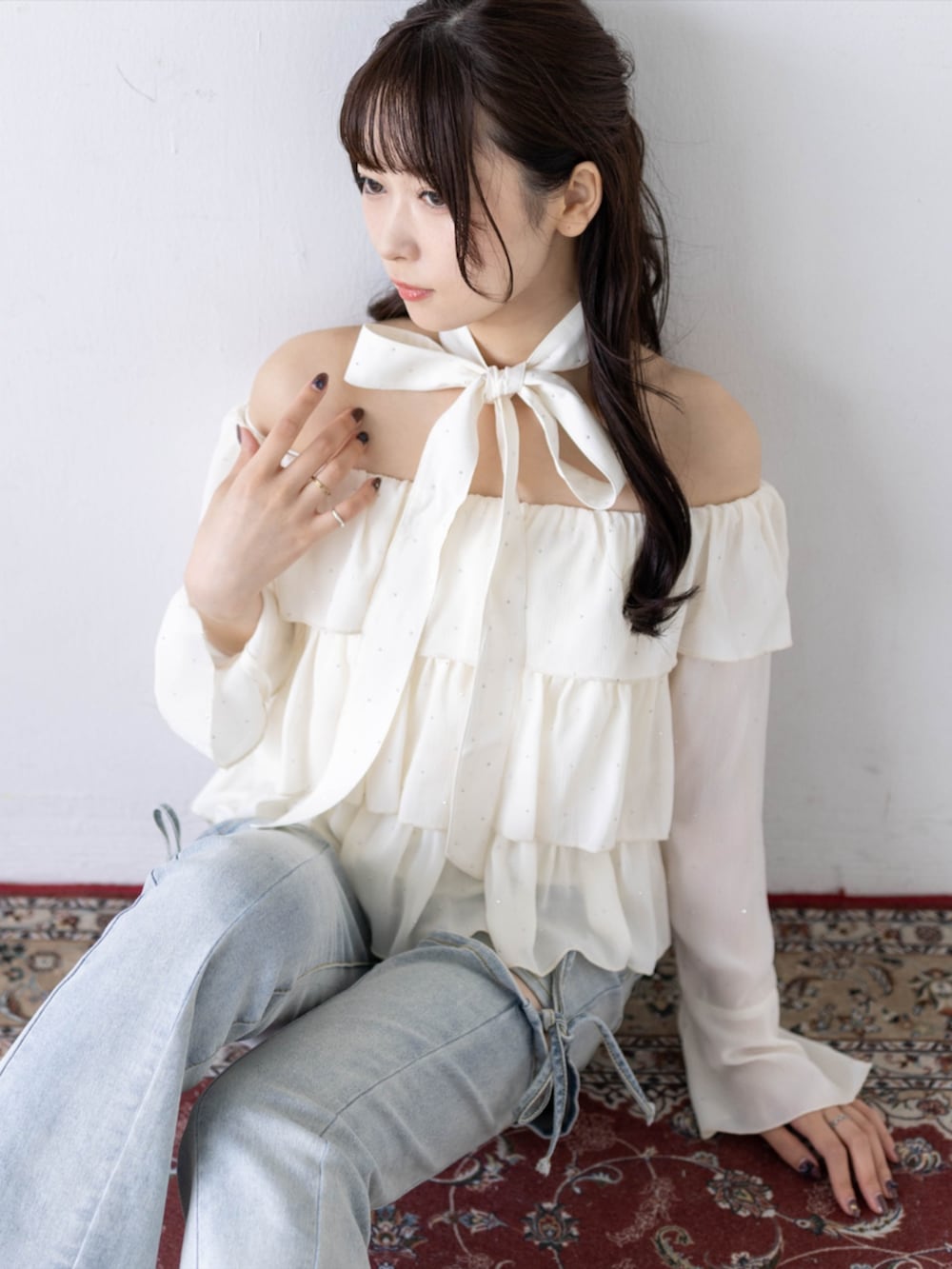 ホワイト系のパンプス、ブルー系のデニムパンツ、ホワイト系のシャツ/ブラウスを着用したレディースの夏コーディネートの8枚目の写真