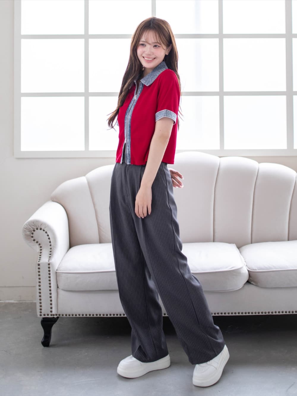 グレー系のスラックス、レッド系のTシャツ/カットソーを着用したレディースの春コーディネートの2枚目の写真
