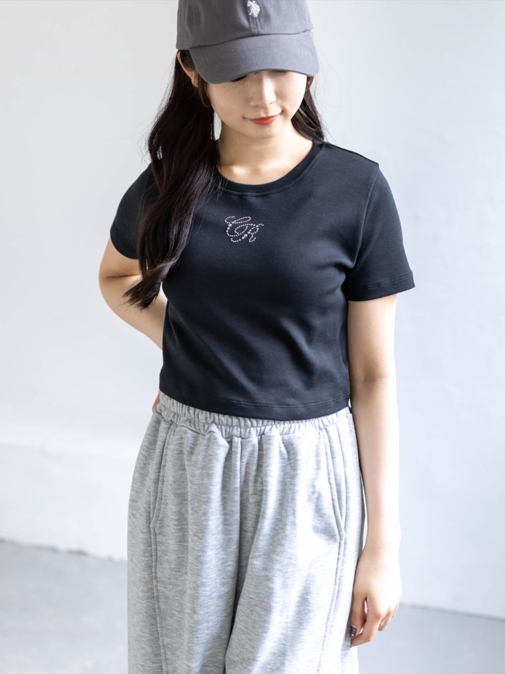 ホワイト系のスニーカー、グレー系のスウェットパンツ、ブラック系のTシャツ/カットソーを着用したレディースの夏コーディネートの8枚目の写真