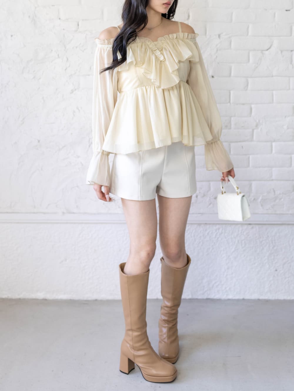 ベージュ系のブーツ、ホワイト系のその他パンツ、イエロー系のシャツ/ブラウスを着用したレディースの春コーディネートの3枚目の写真