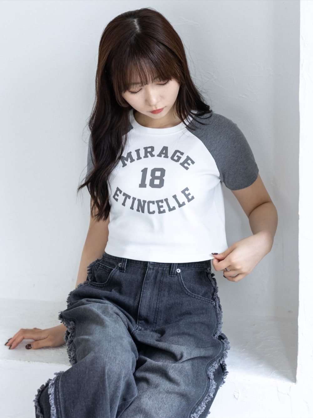 ブラック系のスニーカー、ブラック系のデニムパンツ、グレー系のTシャツ/カットソーを着用したレディースの春コーディネートの4枚目の写真