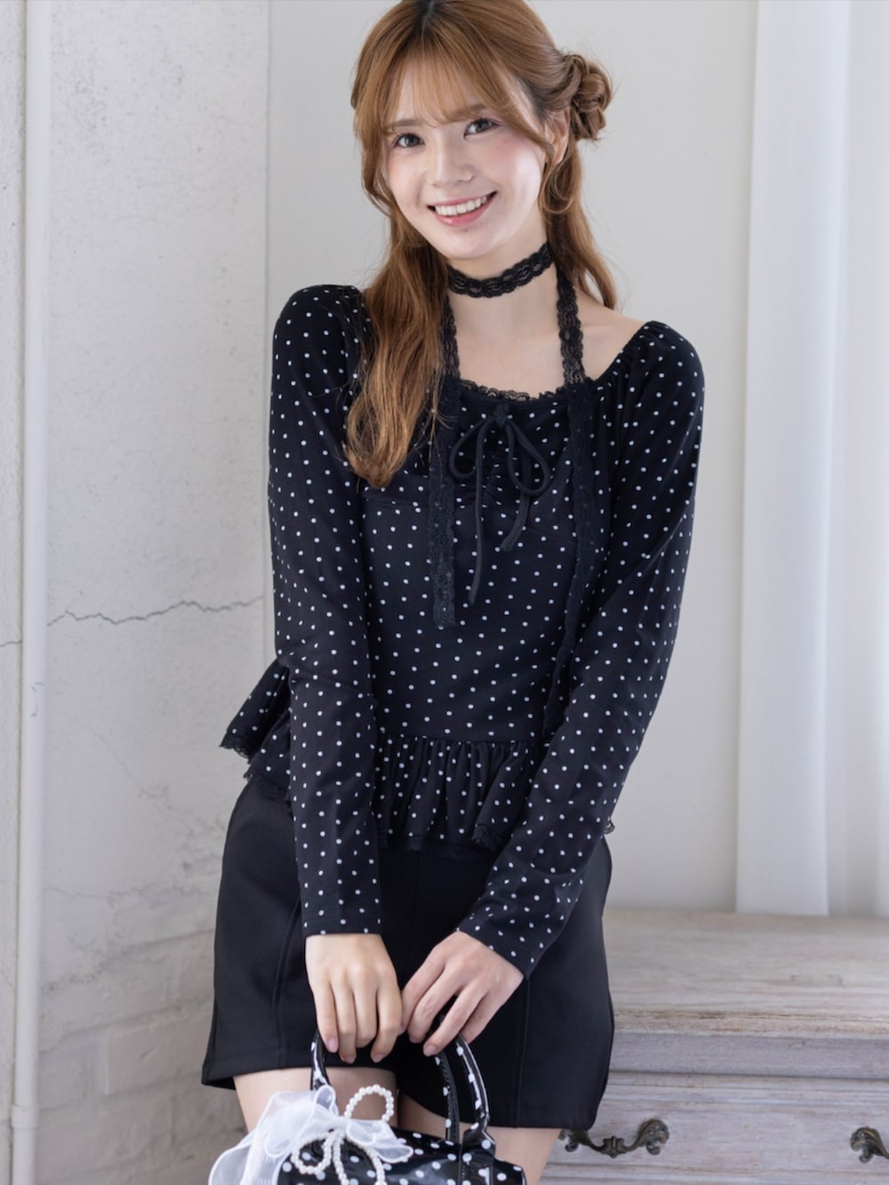 ブラック系のその他パンツ、ブラック系のボストンバッグ、ブラック系のブーツを着用したレディースの秋コーディネートの6枚目の写真