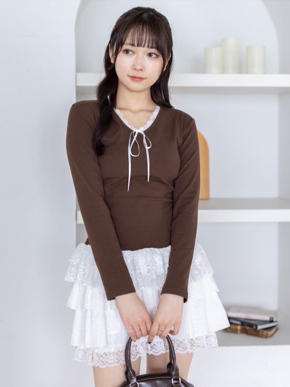 ホワイト系のスカート、ブラウン系のローファー、ブラウン系のTシャツ/カットソーを着用したレディースの夏コーディネートの4枚目の写真