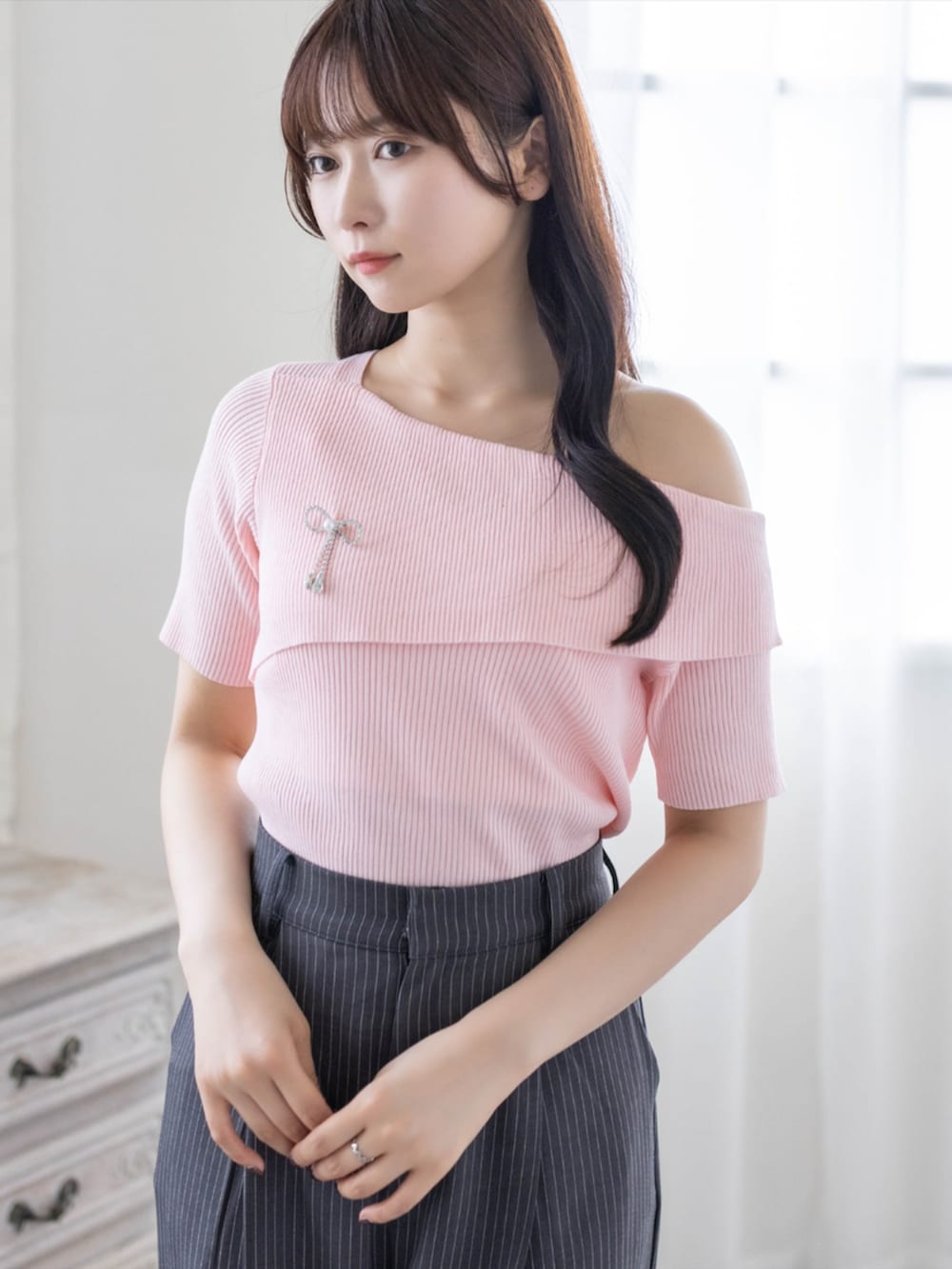 シルバー系のパンプス、ピンク系のニット/セーター、グレー系のスラックスを着用したレディースの春コーディネートの3枚目の写真