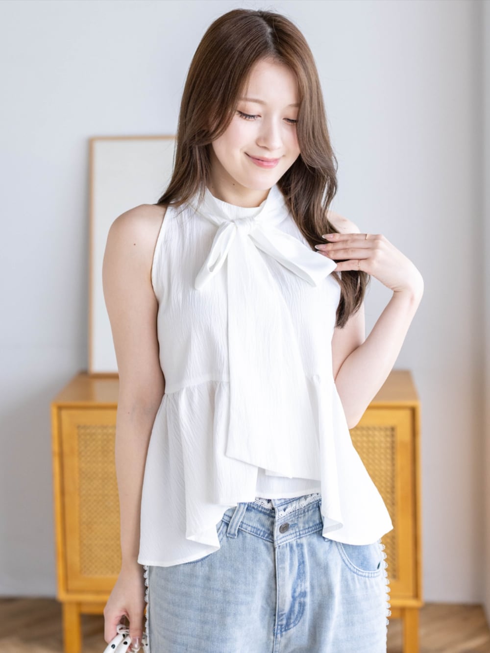 ブルー系のデニムパンツ、ホワイト系のパンプス、ホワイト系のシャツ/ブラウスを着用したレディースの夏コーディネートの6枚目の写真