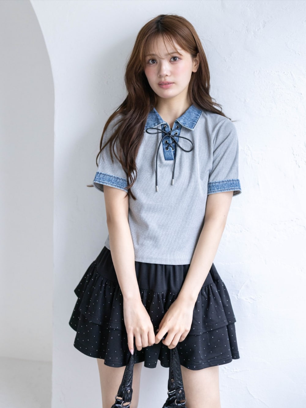 ブラック系のブーツ、ブラック系のスカート、グレー系のTシャツ/カットソーを着用したレディースの春コーディネートの4枚目の写真