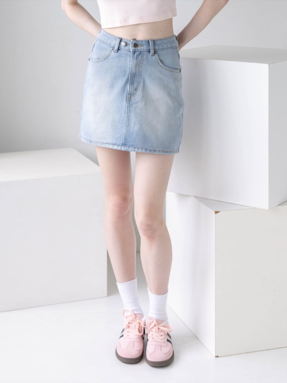 ピンク系のTシャツ/カットソー、ブルー系のデニムスカート、ピンク系のスニーカーを着用したレディースの夏コーディネートの10枚目の写真