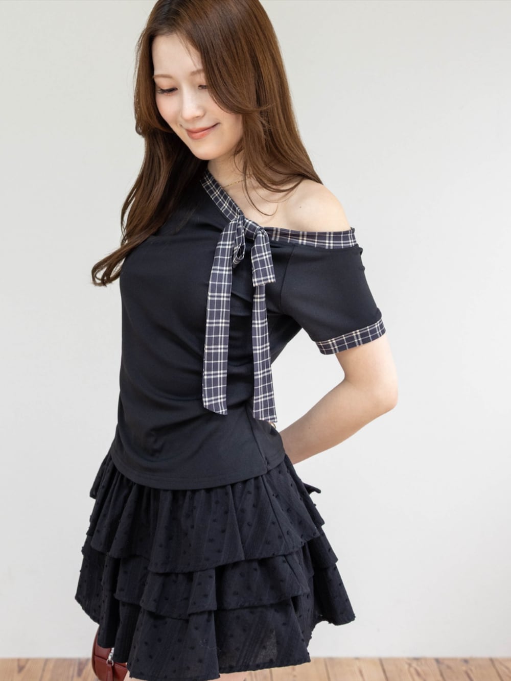 ブラック系のローファー、ブラック系のスカート、ブラック系のTシャツ/カットソーを着用したレディースの春コーディネートの3枚目の写真