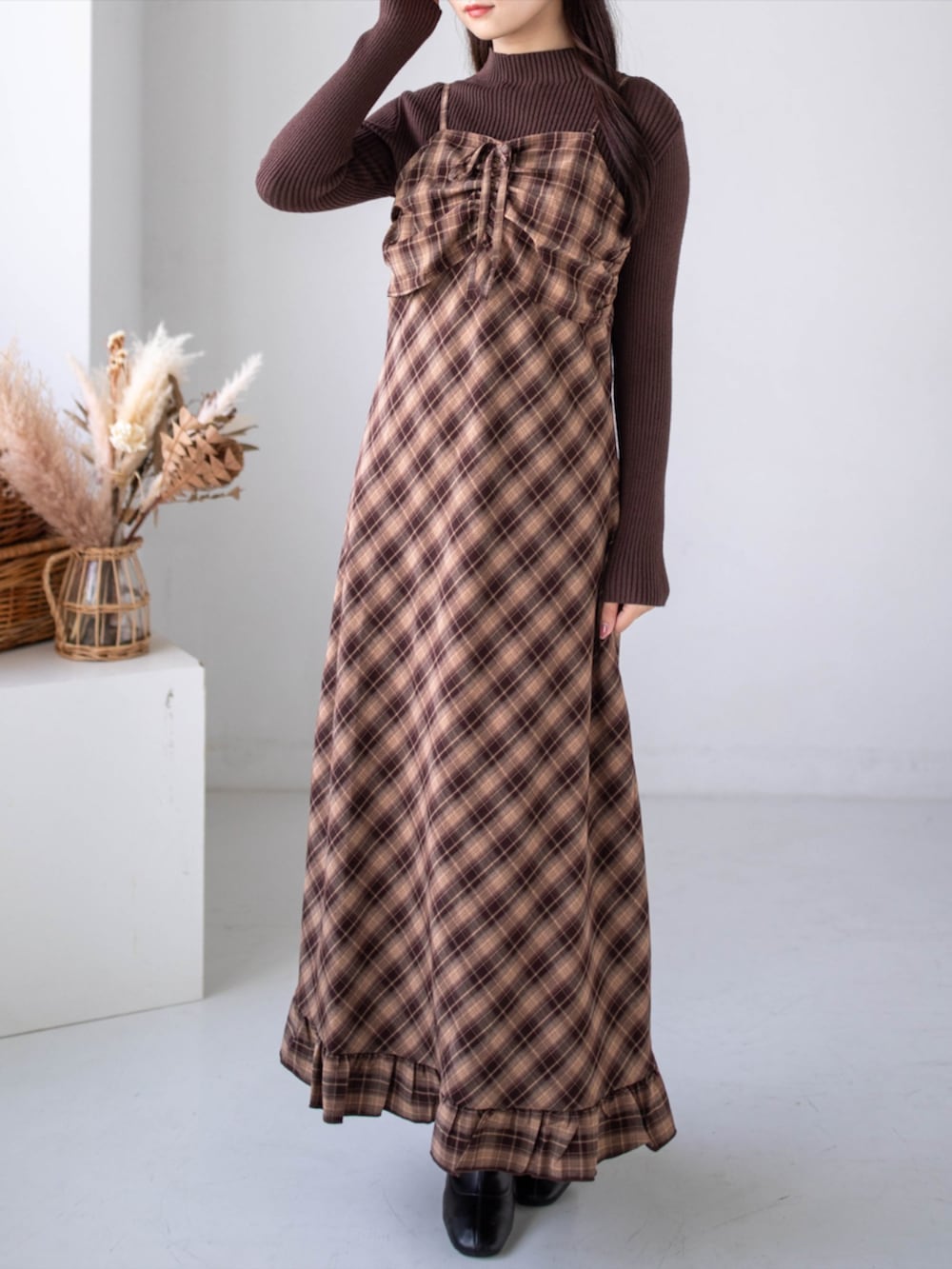 レッド系のパンプス、ブラウン系のカーディガン/ボレロ、レッド系のワンピースを着用したレディースの夏コーディネートの6枚目の写真