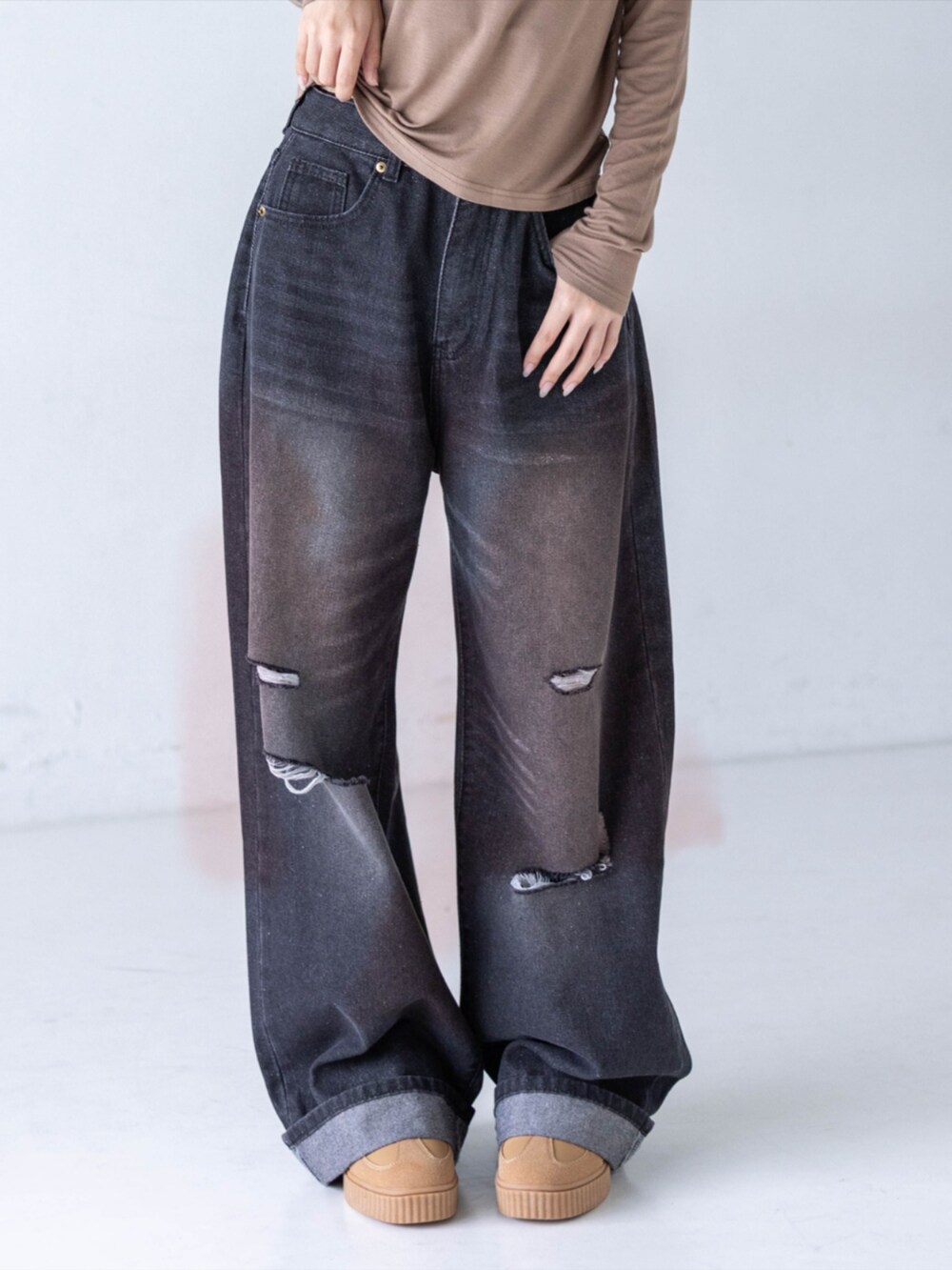 ブラック系のデニムパンツ、ブラウン系のTシャツ/カットソー、イエロー系のスニーカーを着用したレディースの夏コーディネートの6枚目の写真