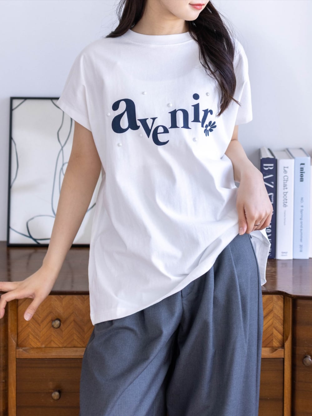 グレー系のスラックス、ホワイト系のTシャツ/カットソーを着用したレディースの春コーディネートの5枚目の写真