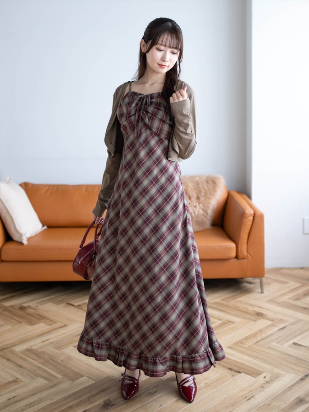 レッド系のパンプス、ブラウン系のカーディガン/ボレロ、レッド系のワンピースを着用したレディースの夏コーディネートの3枚目の写真