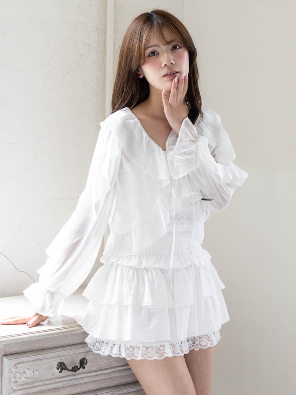 シルバー系のパンプス、ホワイト系のスカート、ホワイト系のシャツ/ブラウスを着用したレディースの春コーディネートの4枚目の写真