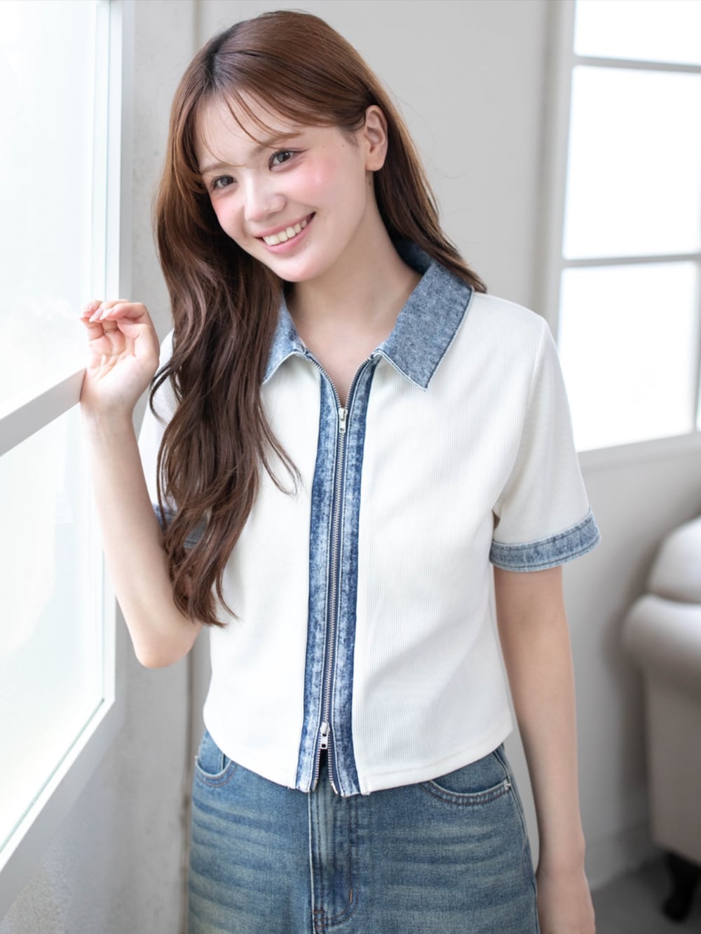 ブラック系のブーツ、ホワイト系のTシャツ/カットソー、ブルー系のスカートを着用したレディースの春コーディネートの3枚目の写真