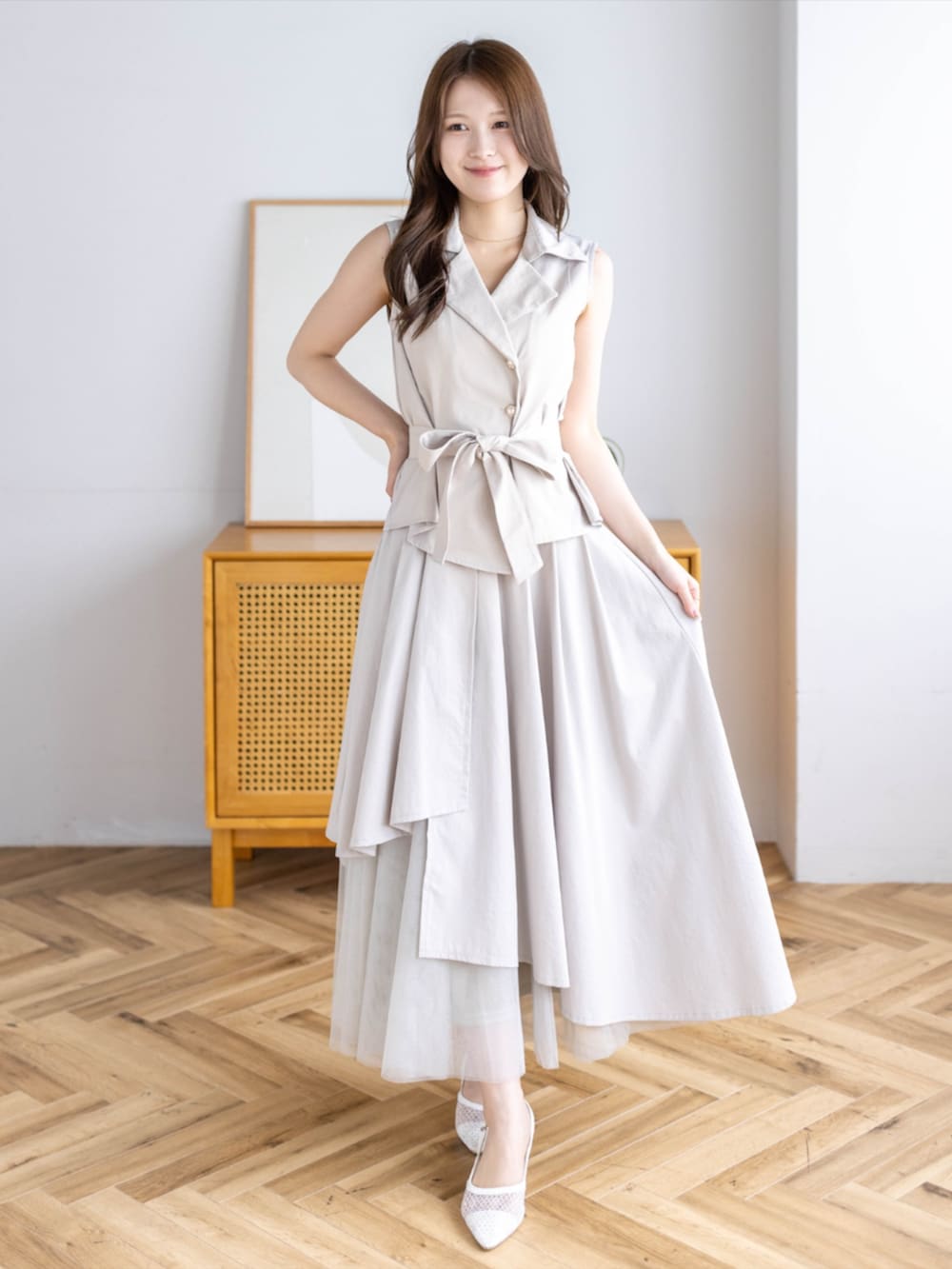 ホワイト系のパンプス、ベージュ系のシャツ/ブラウス、ベージュ系のスカートを着用したレディースの夏コーディネートの2枚目の写真