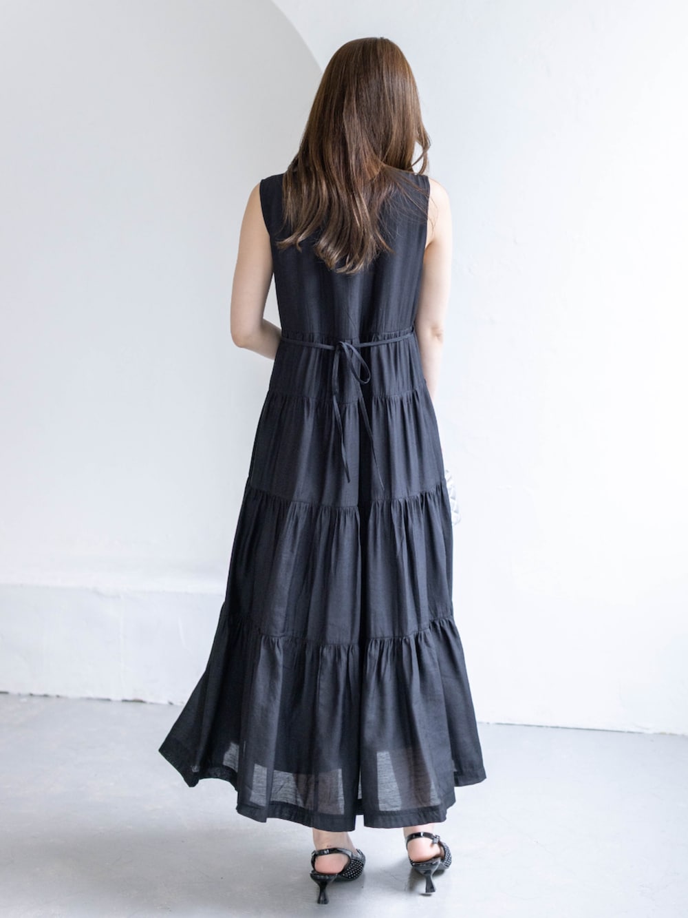 ブラック系のパンプス、ブラック系のワンピースを着用したレディースの春コーディネートの4枚目の写真