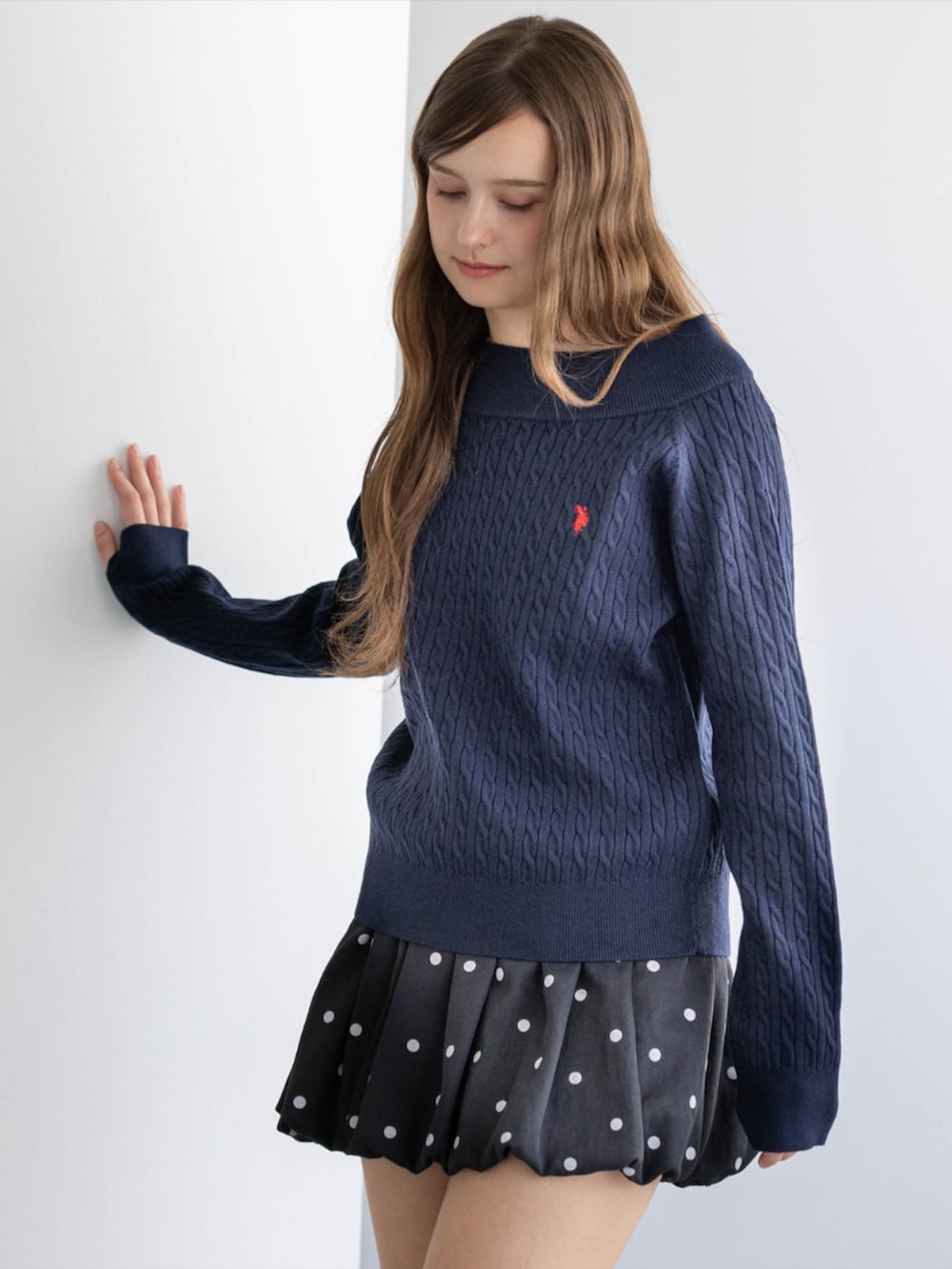 ブラック系のパンプス、ブルー系のニット/セーター、ブラック系のスカートを着用したレディースの秋コーディネートの4枚目の写真