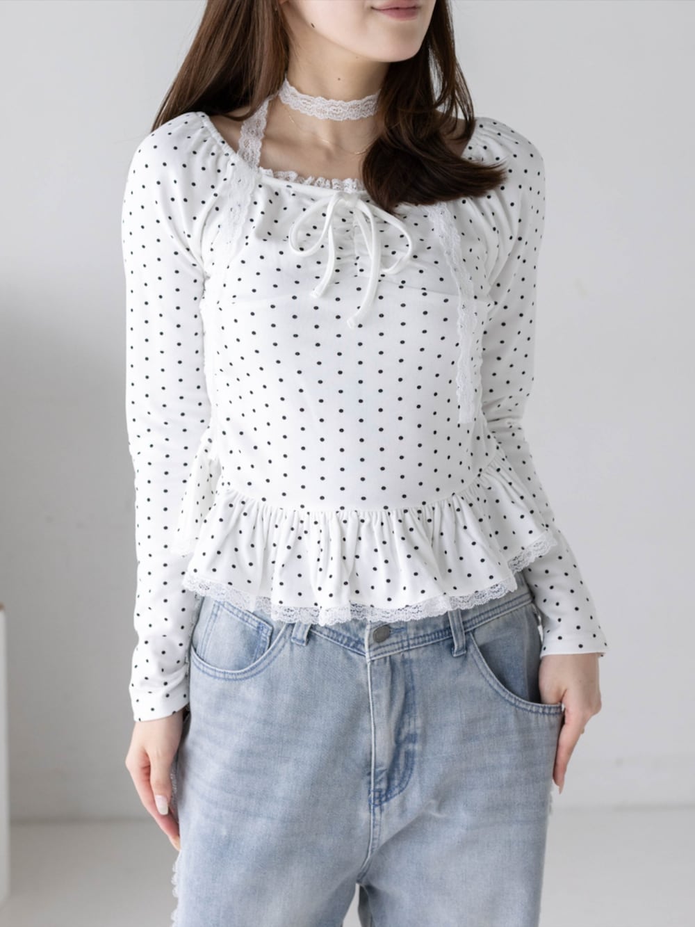 シルバー系のパンプス、ブルー系のデニムパンツ、ホワイト系のTシャツ/カットソーを着用したレディースの秋コーディネートの6枚目の写真