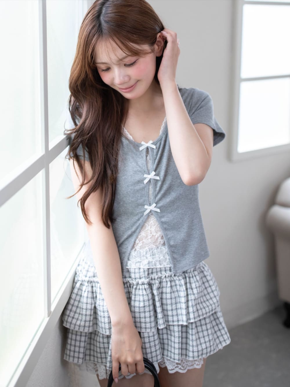 グレー系のTシャツ/カットソー、ホワイト系のスカートを着用したレディースの春コーディネートの4枚目の写真