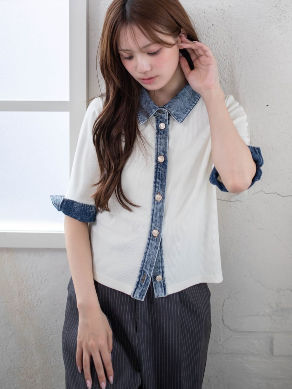 グレー系のスラックス、ホワイト系のTシャツ/カットソーを着用したレディースの春コーディネートの3枚目の写真
