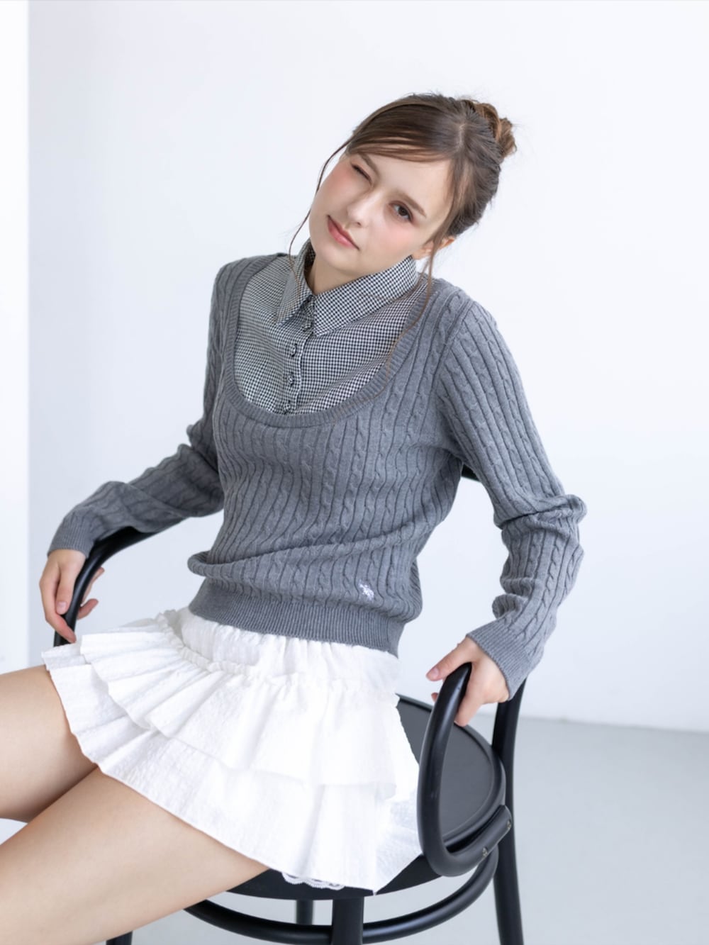 レッド系のパンプス、ホワイト系のスカート、グレー系のニット/セーターを着用したレディースの秋コーディネートの10枚目の写真