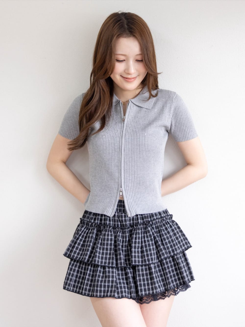 ブラック系のブーツ、ブラック系のスカート、グレー系のニット/セーターを着用したレディースの春コーディネートの4枚目の写真