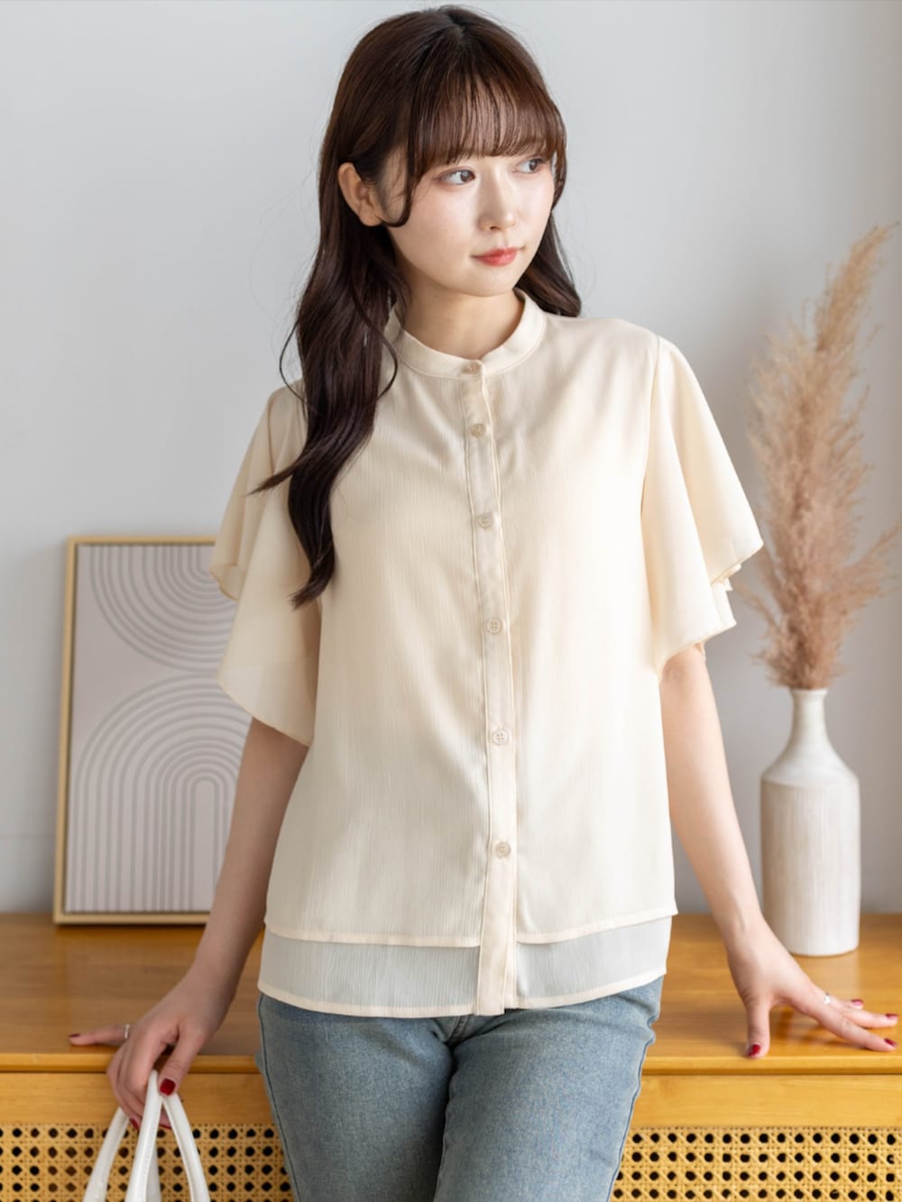 ブルー系のデニムパンツ、ホワイト系のパンプス、イエロー系のシャツ/ブラウスを着用したレディースの夏コーディネートの6枚目の写真