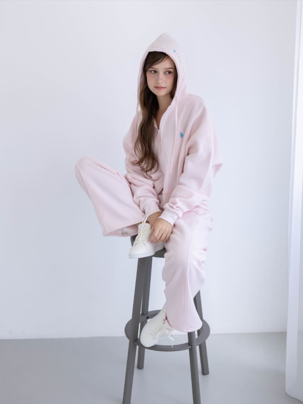 ピンク系のスニーカー、ピンク系のスウェットパンツ、ピンク系のパーカーを着用したレディースの秋コーディネートの6枚目の写真