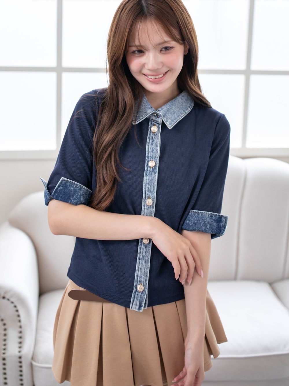 ブラウン系のブーツ、ベージュ系のスカート、ブルー系のTシャツ/カットソーを着用したレディースの春コーディネートの3枚目の写真