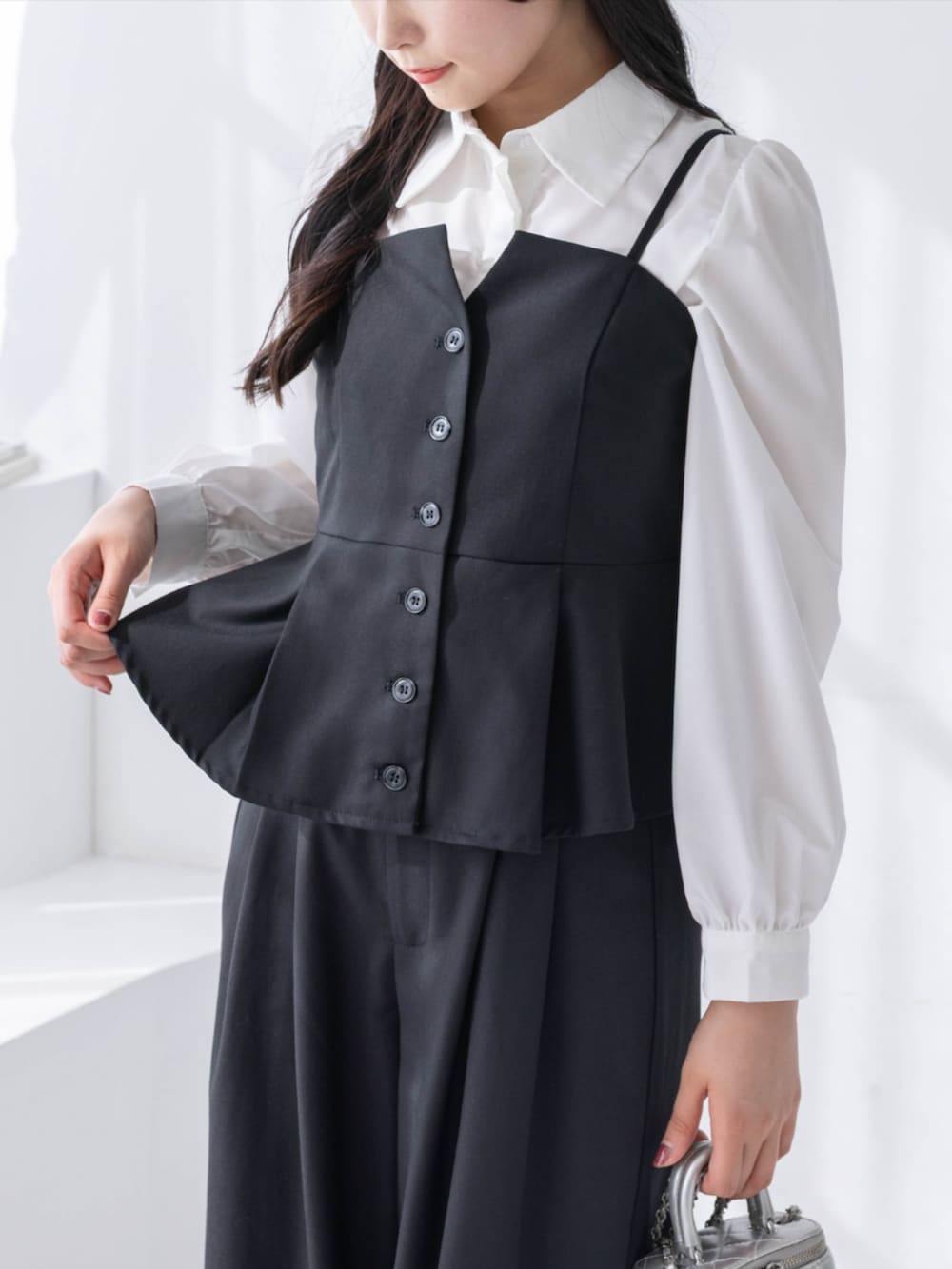 シルバー系のパンプス、ホワイト系のシャツ/ブラウス、ブラック系のスラックスを着用したレディースの夏コーディネートの9枚目の写真