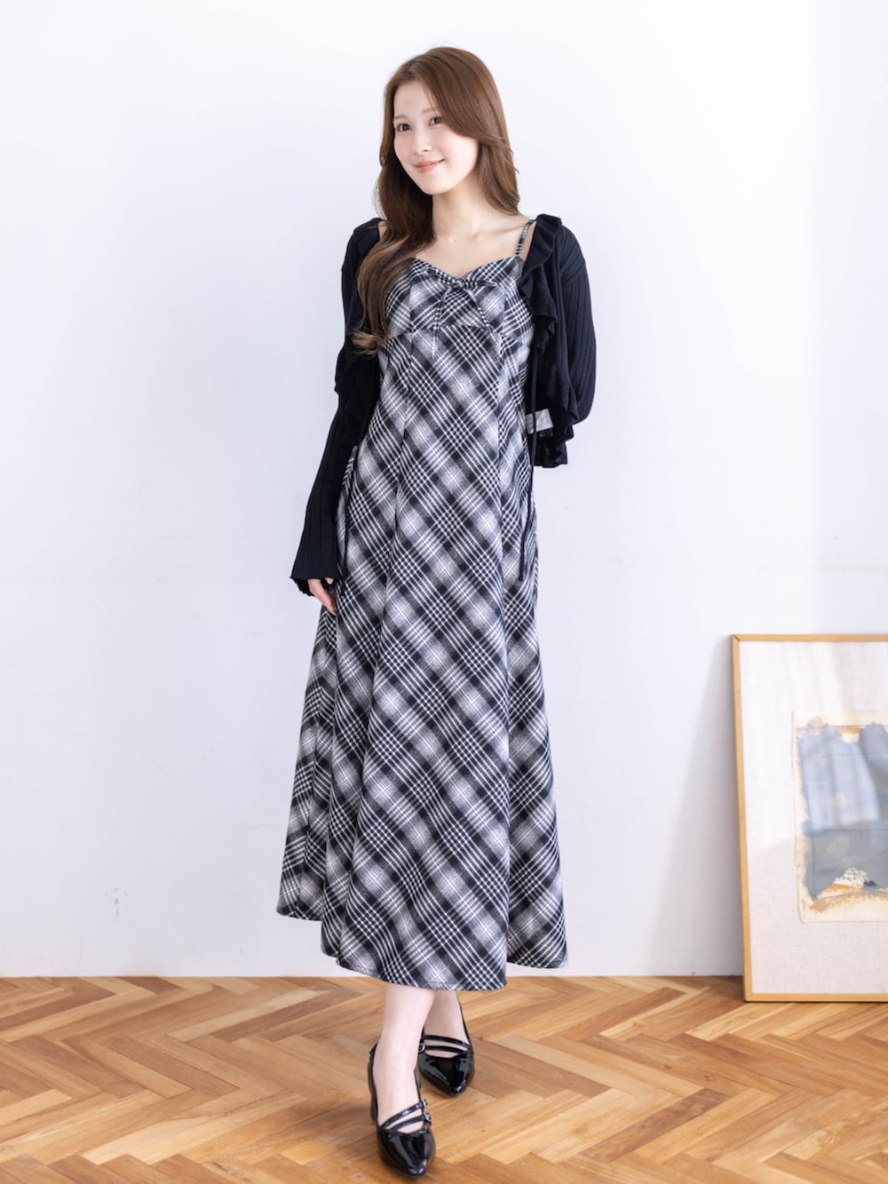 ブラック系のパンプス、ブラック系のカーディガン/ボレロ、ブラック系のワンピースを着用したレディースの春コーディネートの2枚目の写真