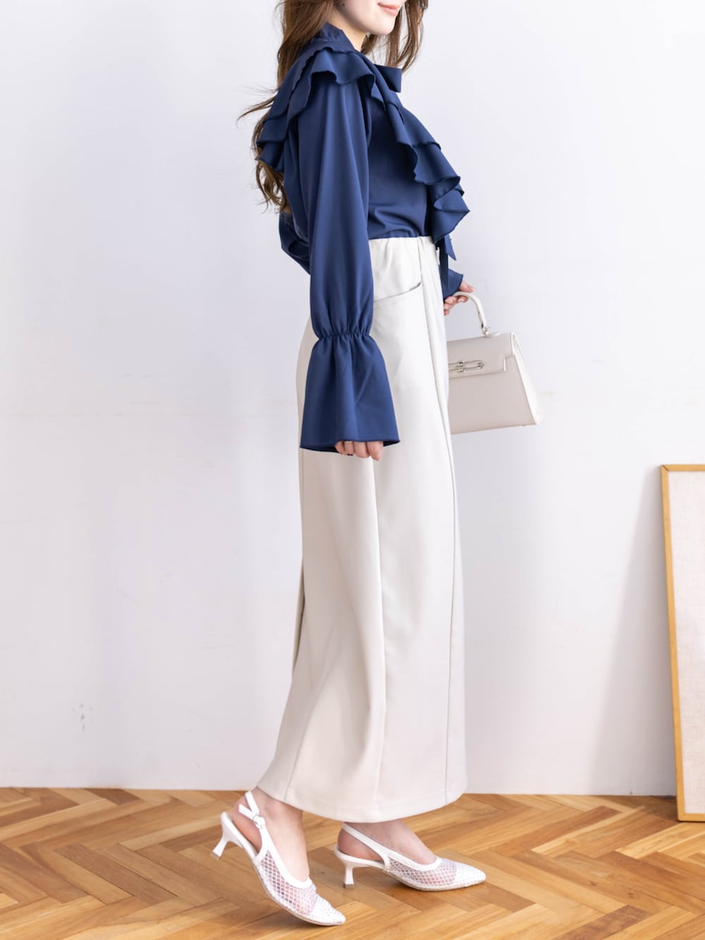 ブルー系のシャツ/ブラウス、ホワイト系のスカートを着用したレディースの冬コーディネートの2枚目の写真