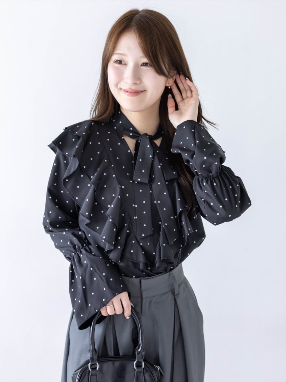 ブラック系のパンプス、グレー系のその他パンツ、ブラック系のシャツ/ブラウスを着用したレディースの夏コーディネートの3枚目の写真