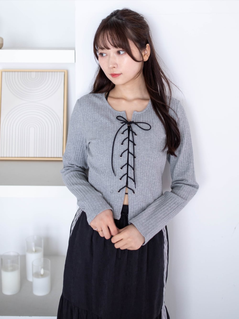 ブラック系のスカート、グレー系のTシャツ/カットソーを着用したレディースの夏コーディネートの4枚目の写真