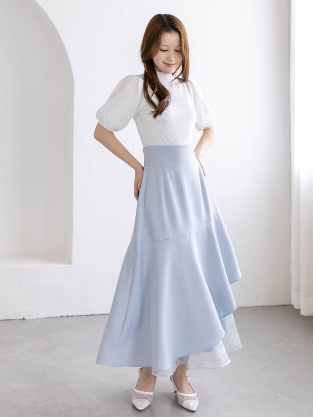 ホワイト系のパンプス、ブルー系のスカート、ホワイト系のニット/セーターを着用したレディースの春コーディネートの6枚目の写真