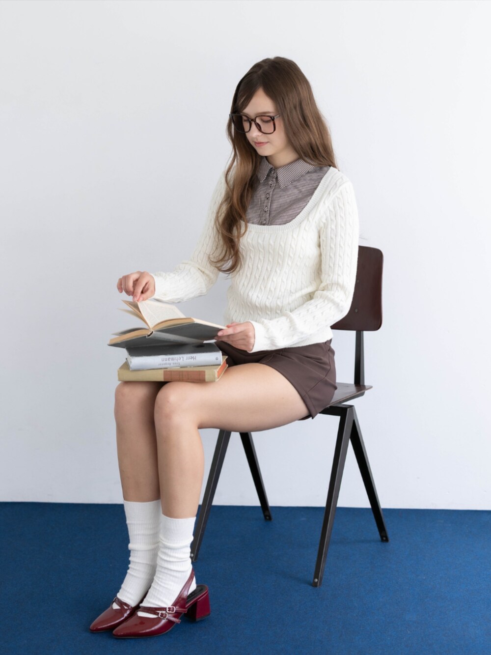 レッド系のパンプス、ブラウン系のその他パンツ、ホワイト系のニット/セーターを着用したレディースの夏コーディネートの5枚目の写真