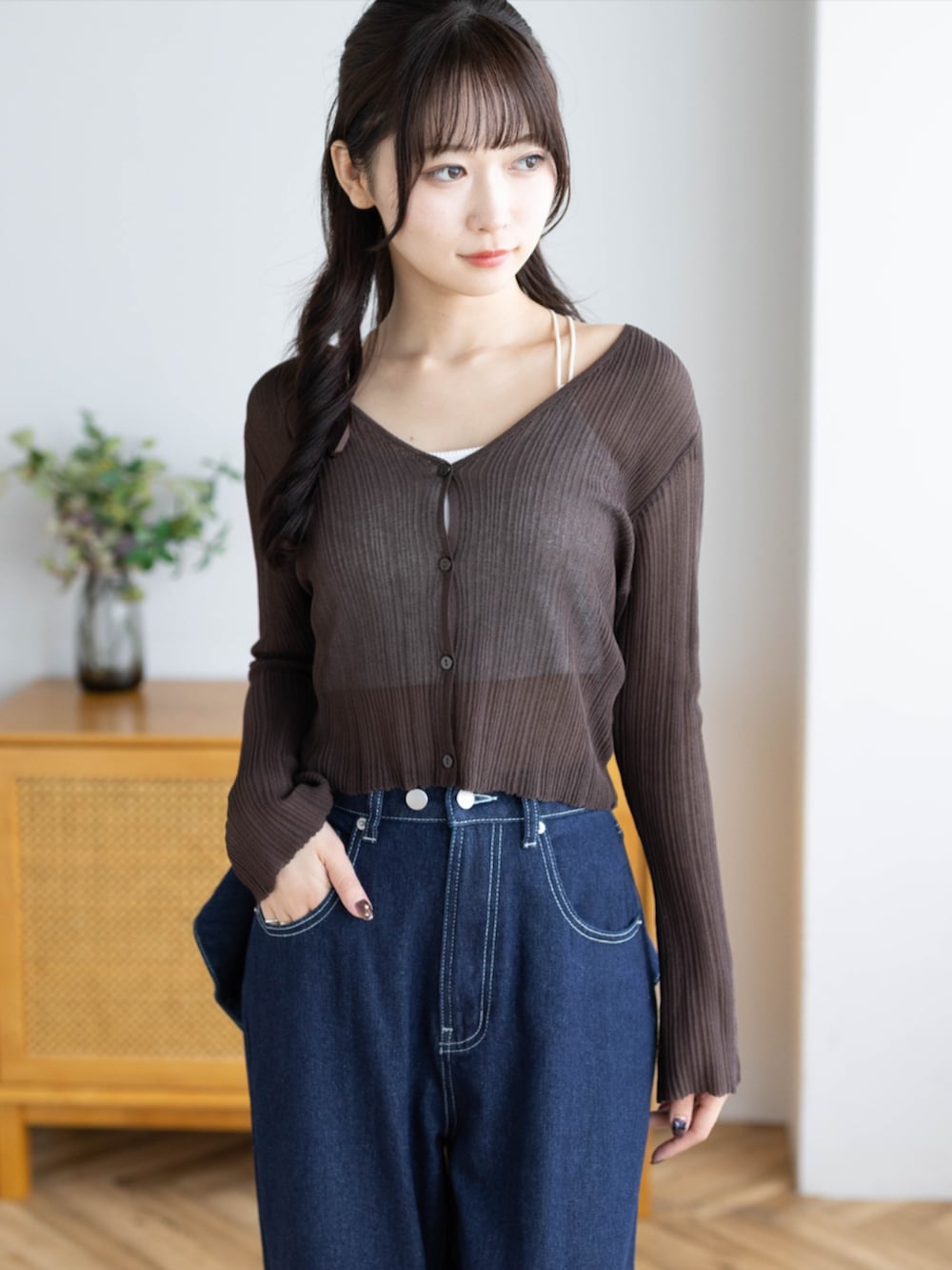 レッド系のパンプス、ブラウン系のカーディガン/ボレロ、ブルー系のデニムパンツを着用したレディースの夏コーディネートの5枚目の写真