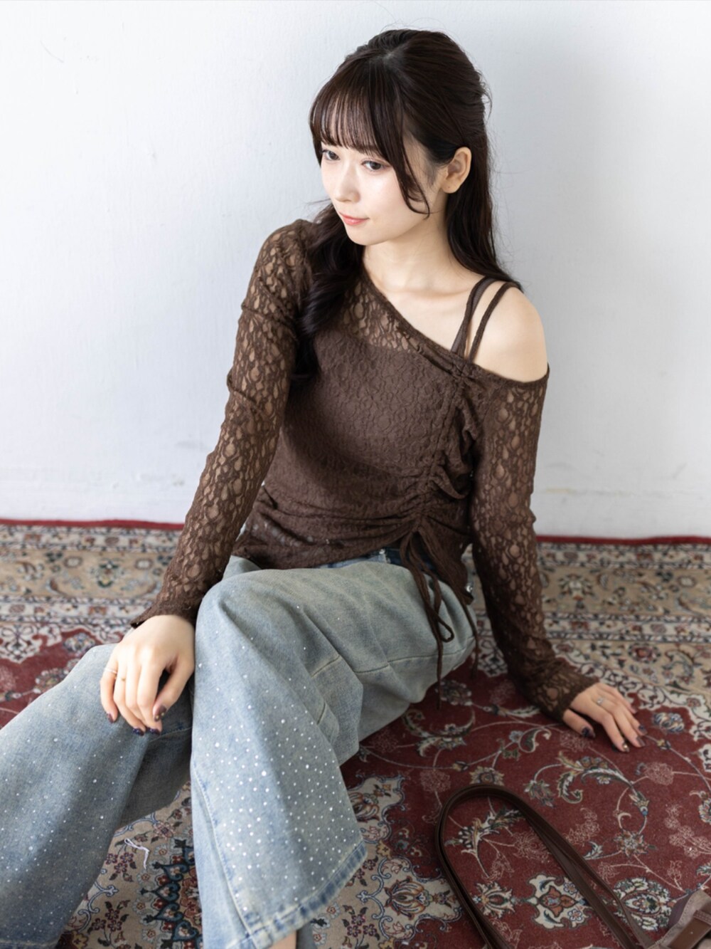 ブラック系のパンプス、ブラウン系のショルダーバッグ、ブラウン系のアンサンブルを着用したレディースの夏コーディネートの5枚目の写真