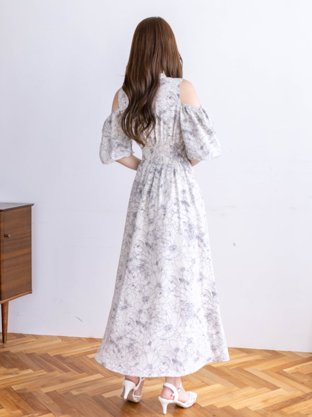 ホワイト系のワンピース、ホワイト系のハンドバッグを着用したレディースの冬コーディネートの2枚目の写真