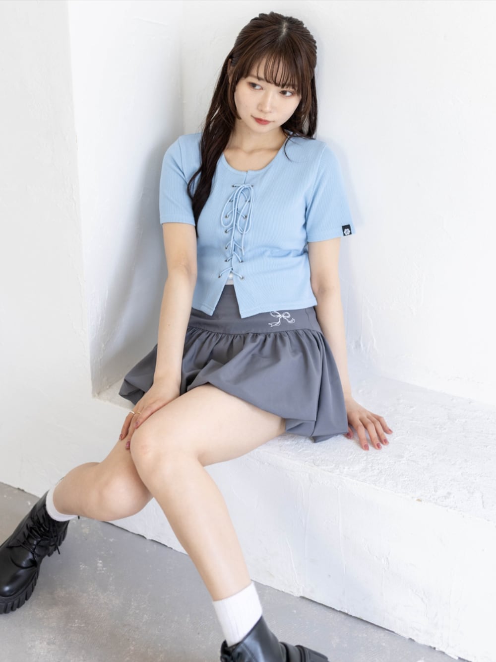 ブラック系のブーツ、グレー系のスカート、ブルー系のTシャツ/カットソーを着用したレディースの夏コーディネートの7枚目の写真