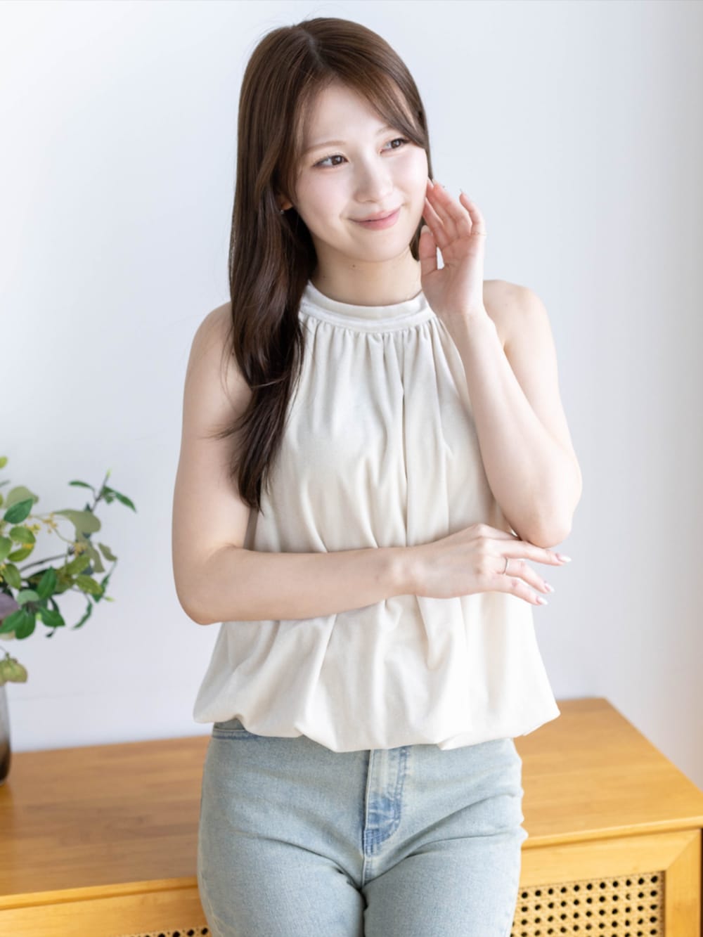ブラック系のパンプス、ブルー系のデニムパンツ、ホワイト系のTシャツ/カットソーを着用したレディースの夏コーディネートの5枚目の写真