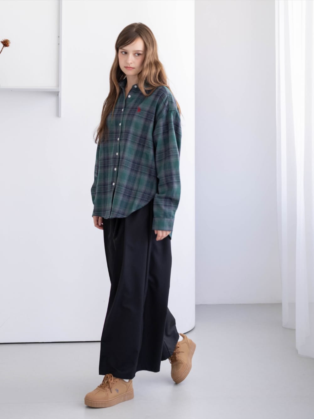 ブラック系のその他パンツ、イエロー系のスニーカー、グリーン系のシャツ/ブラウスを着用したレディースの秋コーディネートの4枚目の写真