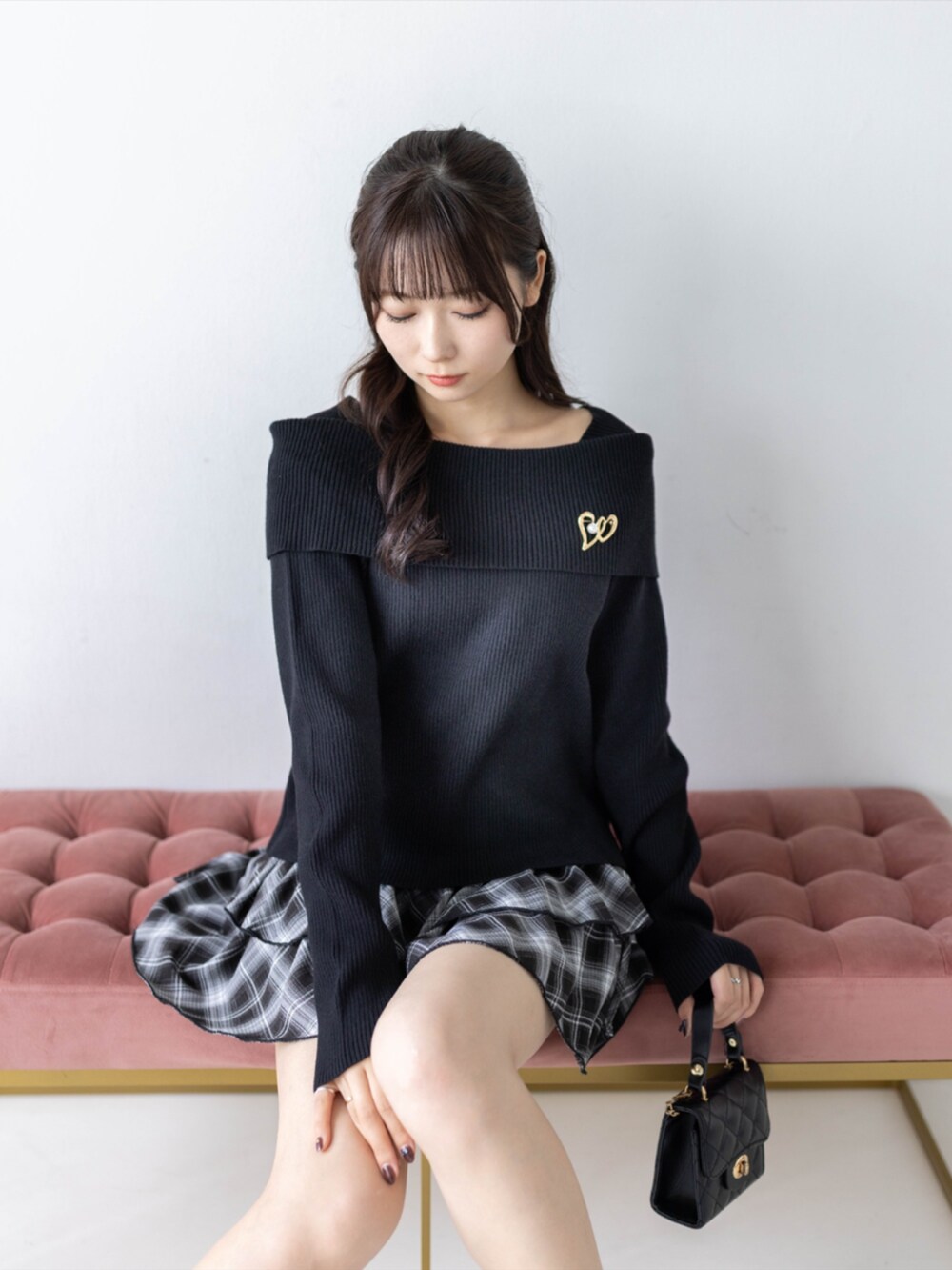 ブラック系のスカート、ブラック系のパンプス、ブラック系のニット/セーターを着用したレディースの秋コーディネートの6枚目の写真