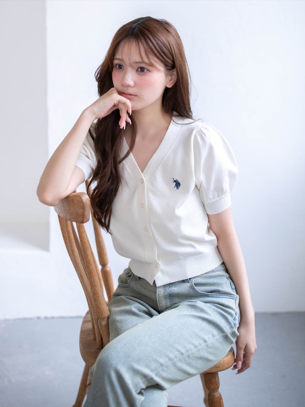 ブラック系のパンプス、ブルー系のデニムパンツ、ホワイト系のニット/セーターを着用したレディースの夏コーディネートの4枚目の写真