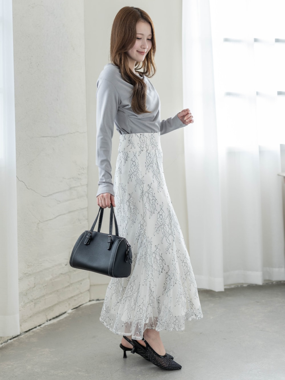 グレー系のTシャツ/カットソーを着用したレディースの冬コーディネートの3枚目の写真