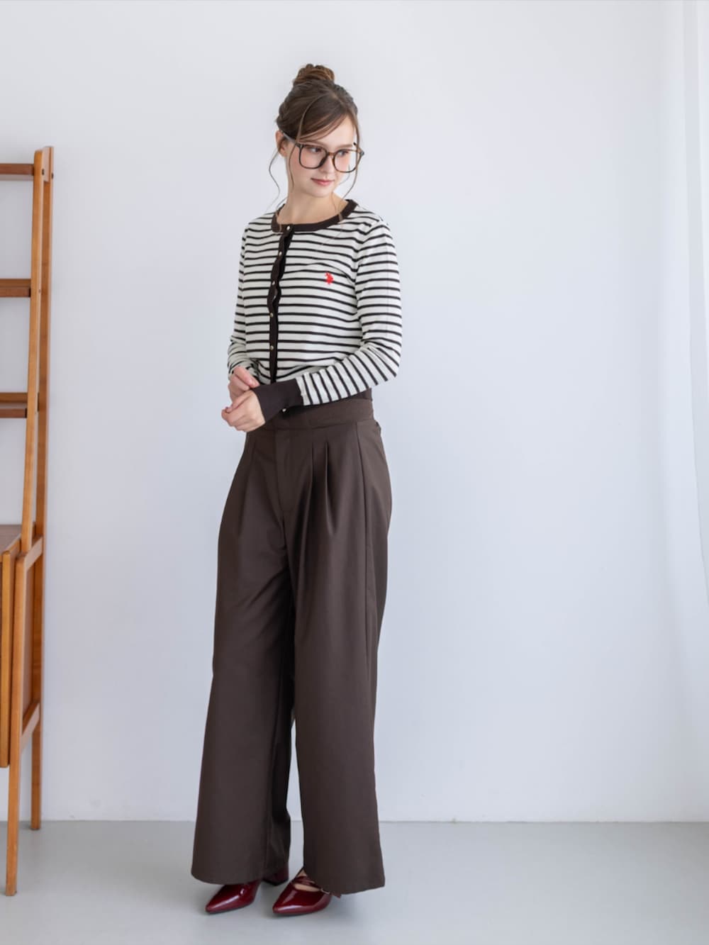 レッド系のパンプス、ブラウン系のスラックス、ブラウン系のカーディガン/ボレロを着用したレディースの夏コーディネートの4枚目の写真