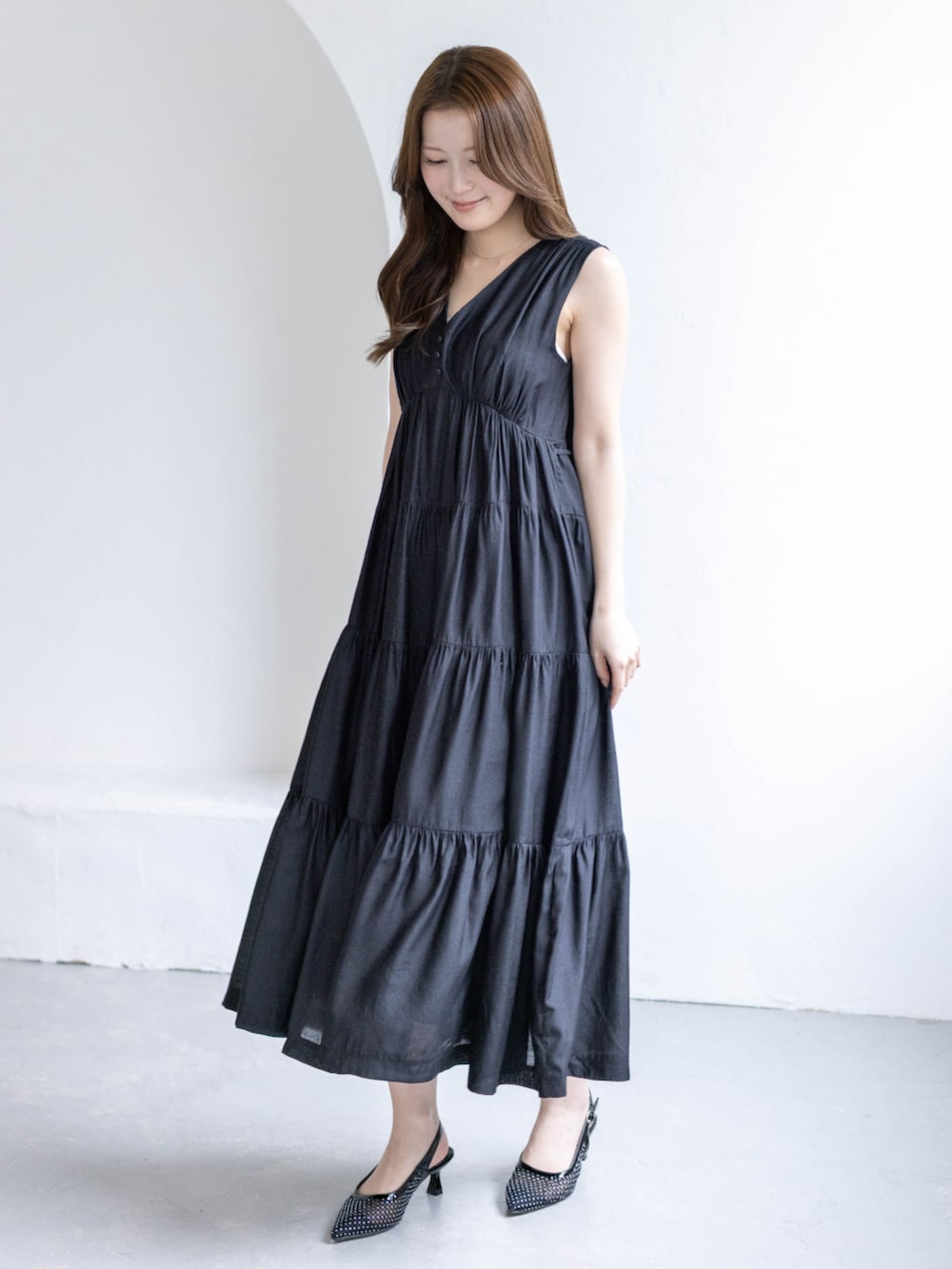 ブラック系のパンプス、ブラック系のワンピースを着用したレディースの春コーディネートの2枚目の写真