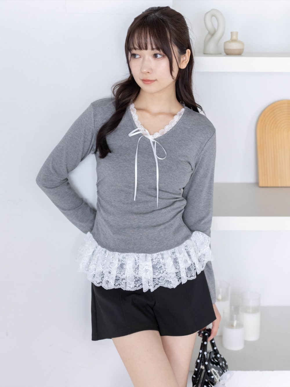 ブラック系のその他パンツ、ブラック系のボストンバッグ、グレー系のTシャツ/カットソーを着用したレディースの夏コーディネートの6枚目の写真