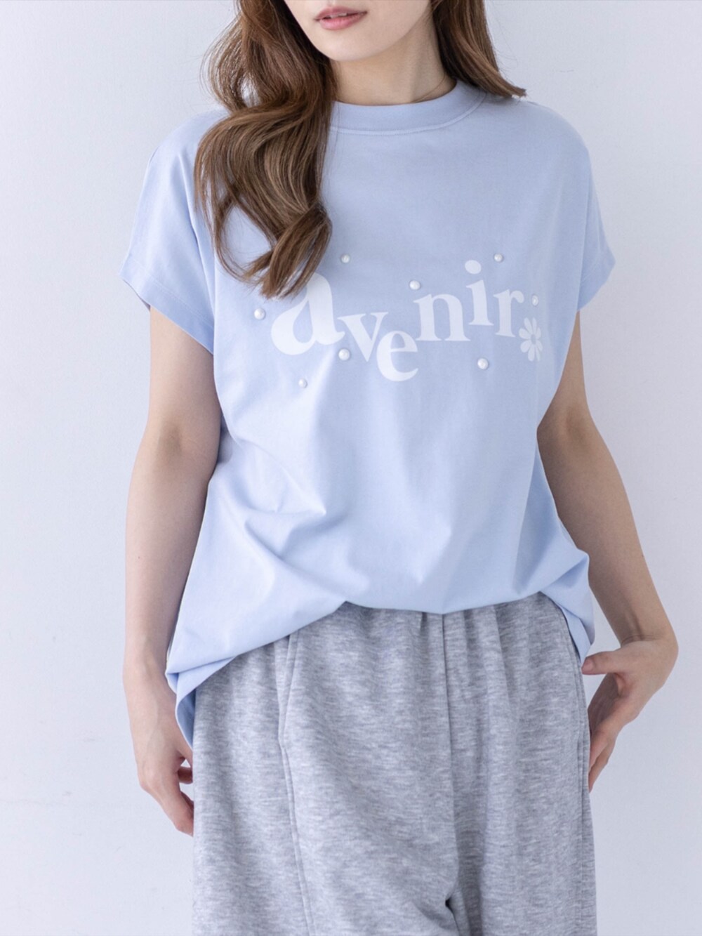 グレー系のスウェットパンツ、ブルー系のTシャツ/カットソーを着用したレディースの春コーディネートの5枚目の写真